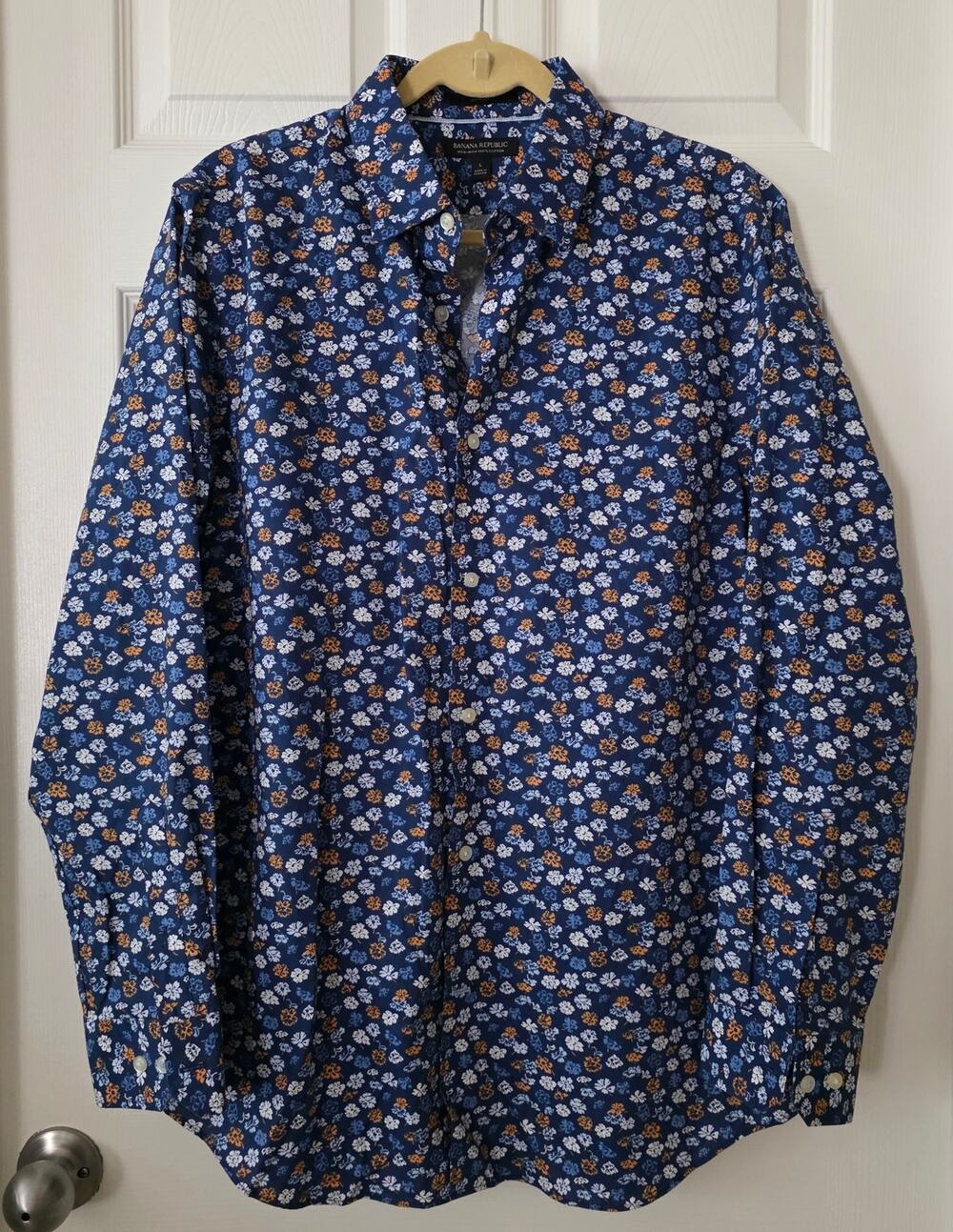 Banana Republic "No Iron" Blue Floral Button Up Long Sleeved Shirt Size Large